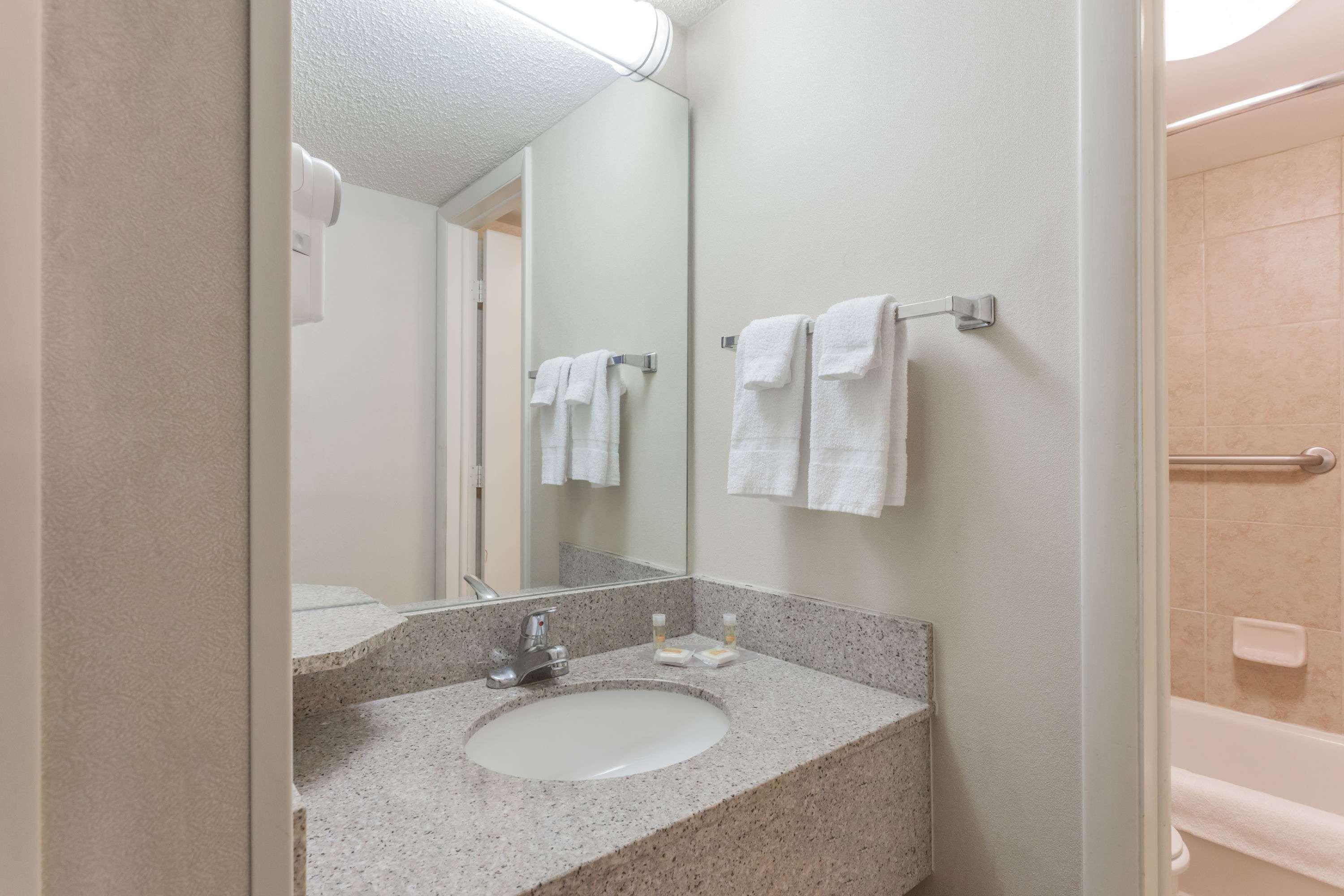 Days Inn & Suites By Wyndham Warren Extérieur photo