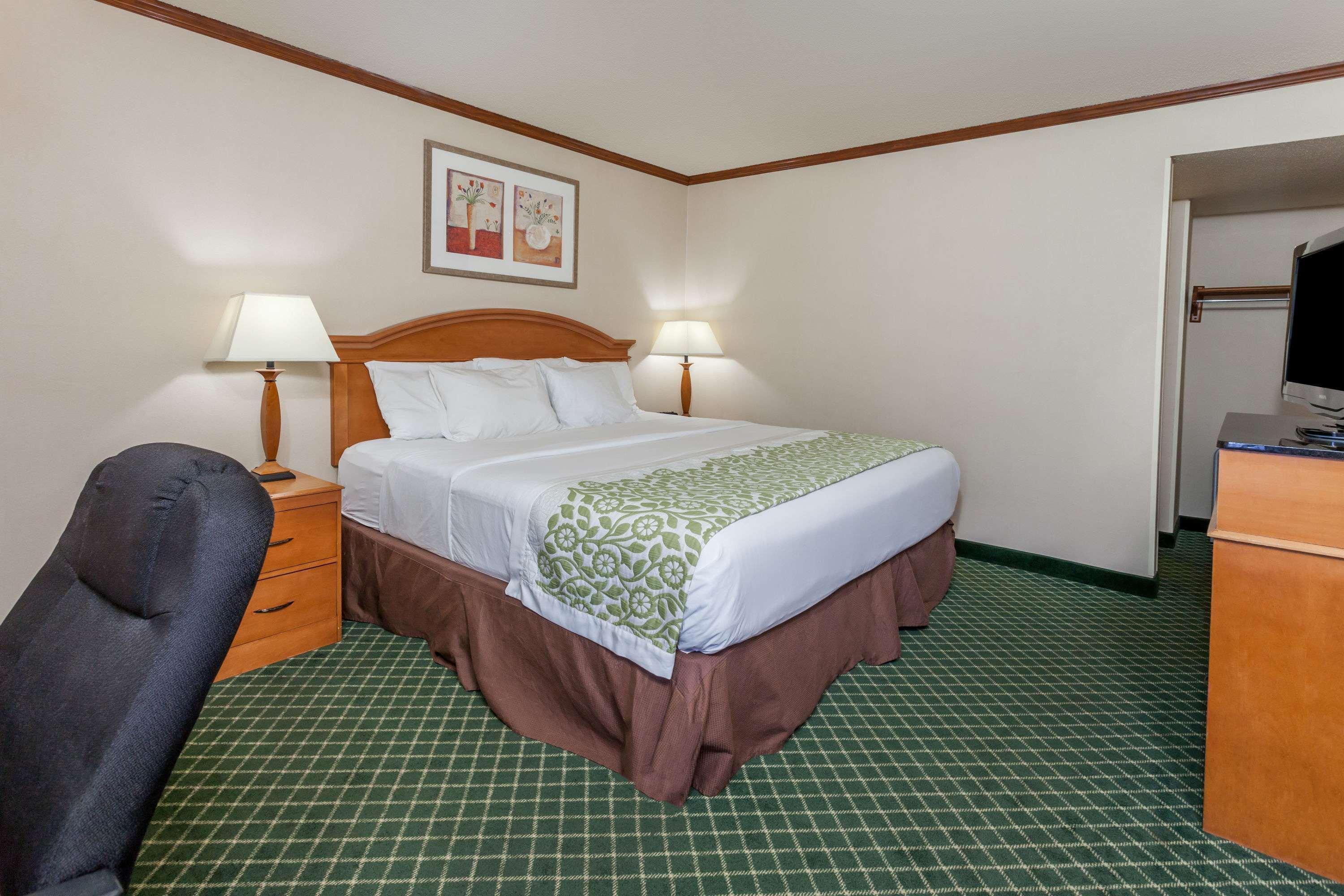 Days Inn & Suites By Wyndham Warren Extérieur photo