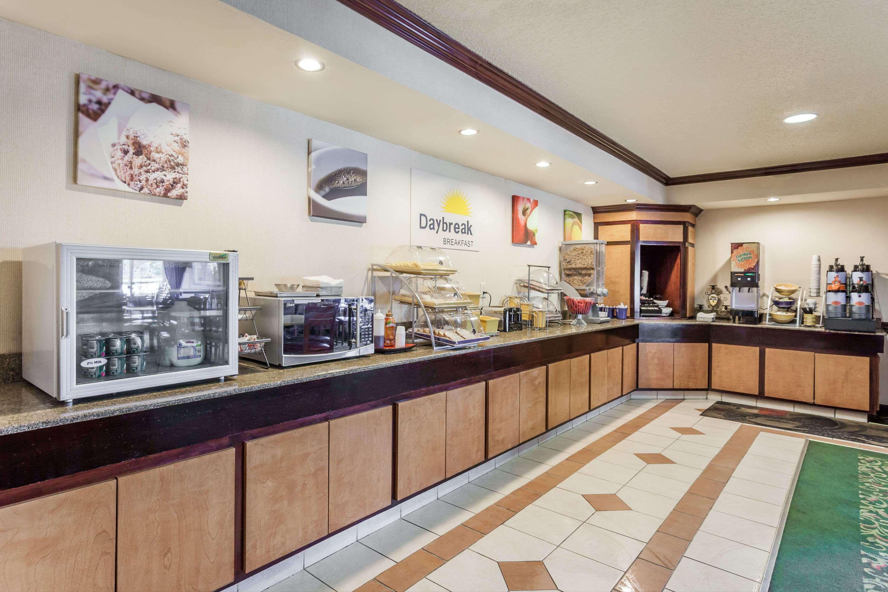 Days Inn & Suites By Wyndham Warren Extérieur photo