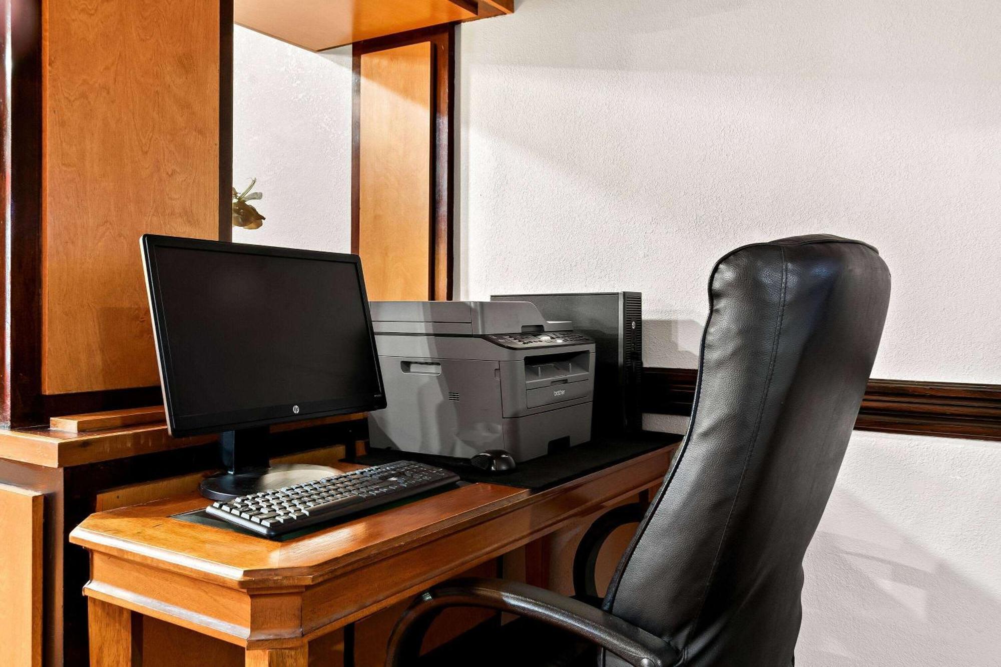 Days Inn & Suites By Wyndham Warren Extérieur photo