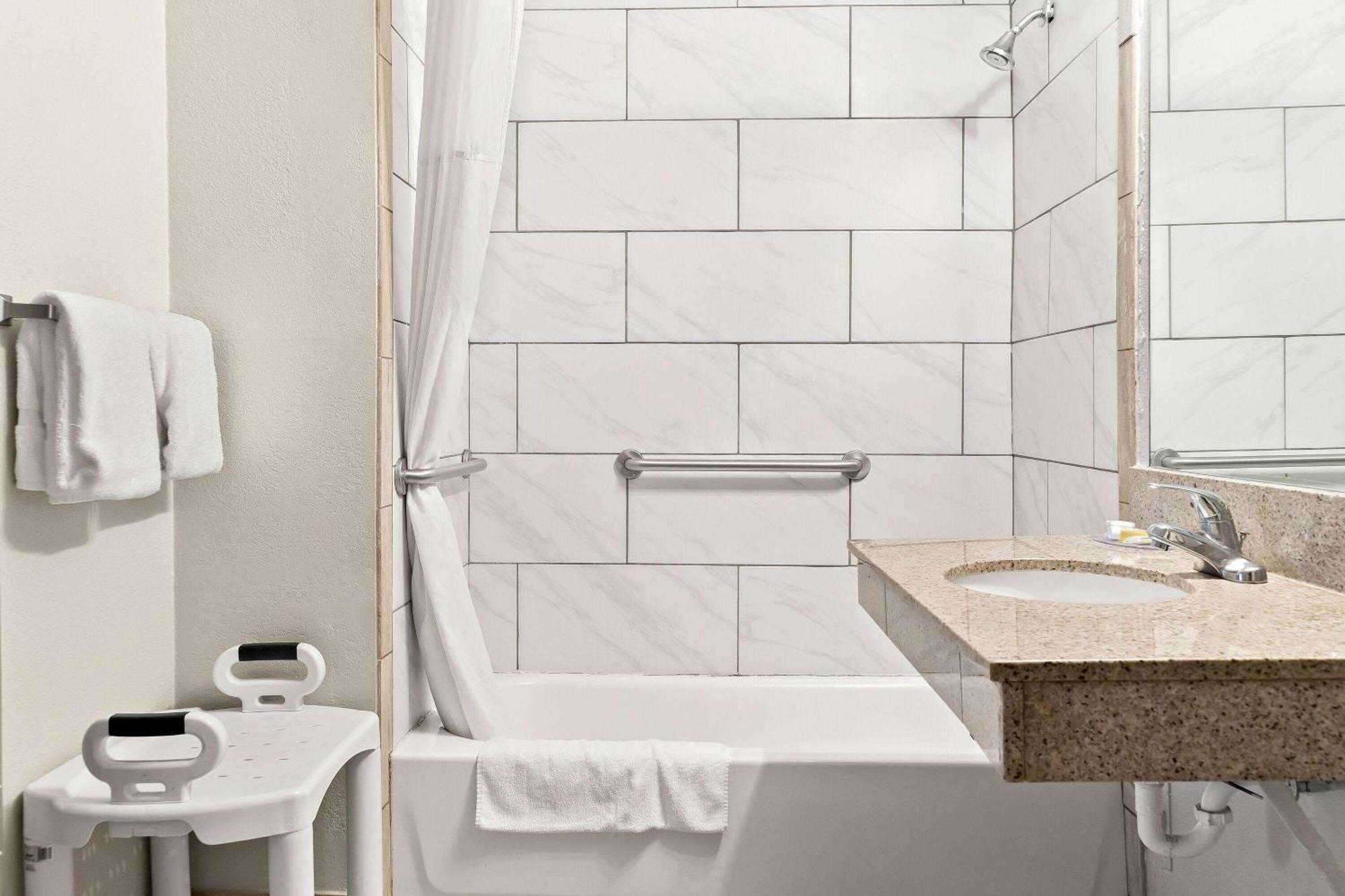 Days Inn & Suites By Wyndham Warren Extérieur photo