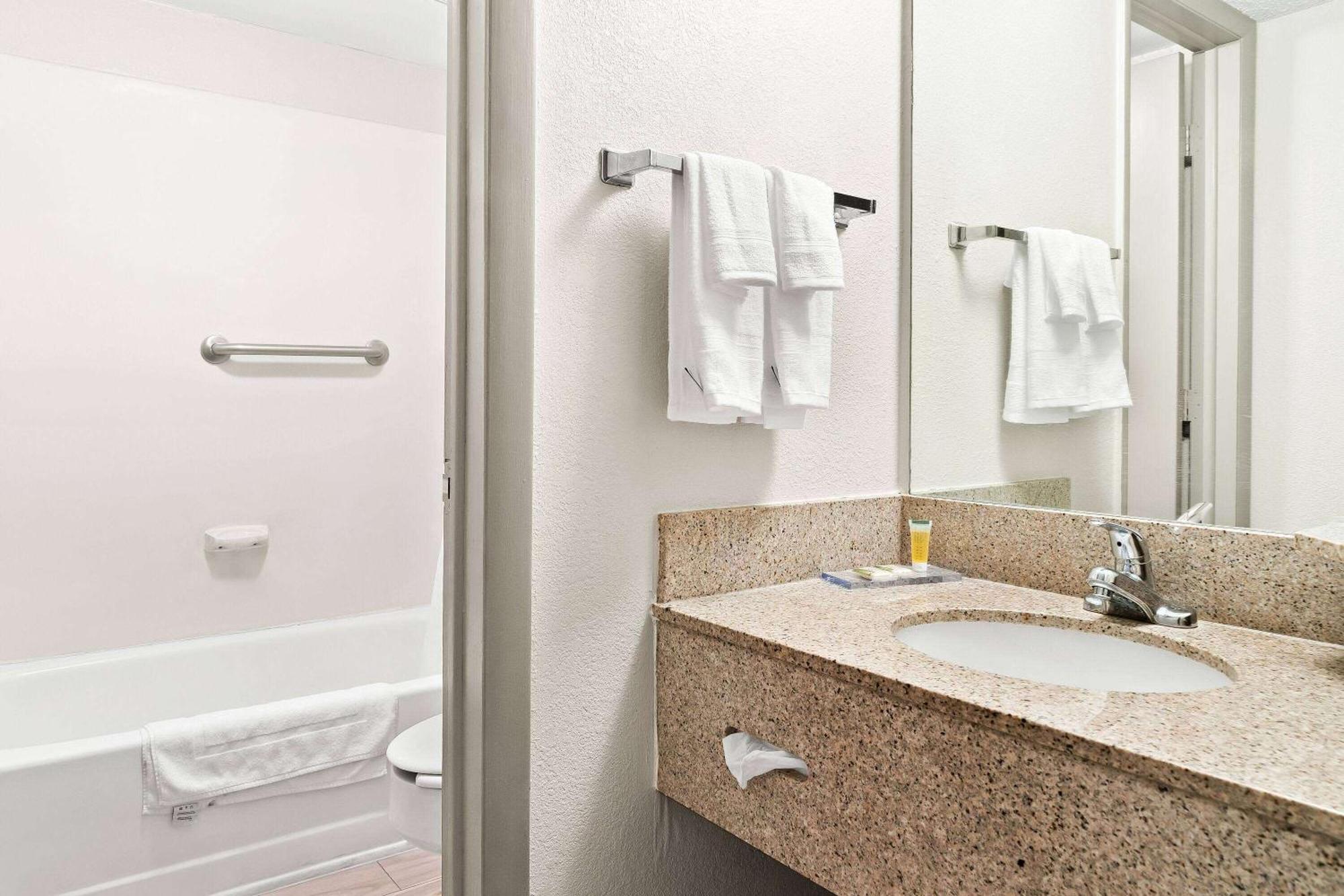 Days Inn & Suites By Wyndham Warren Extérieur photo