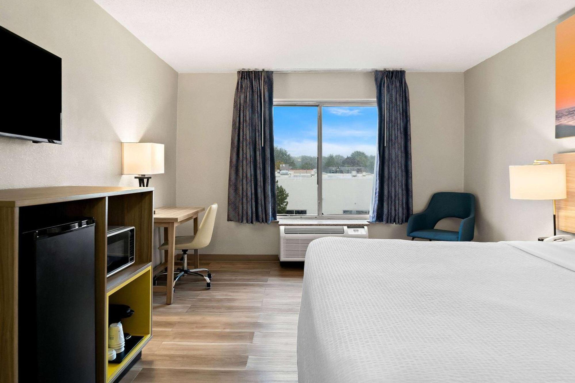 Days Inn & Suites By Wyndham Warren Extérieur photo
