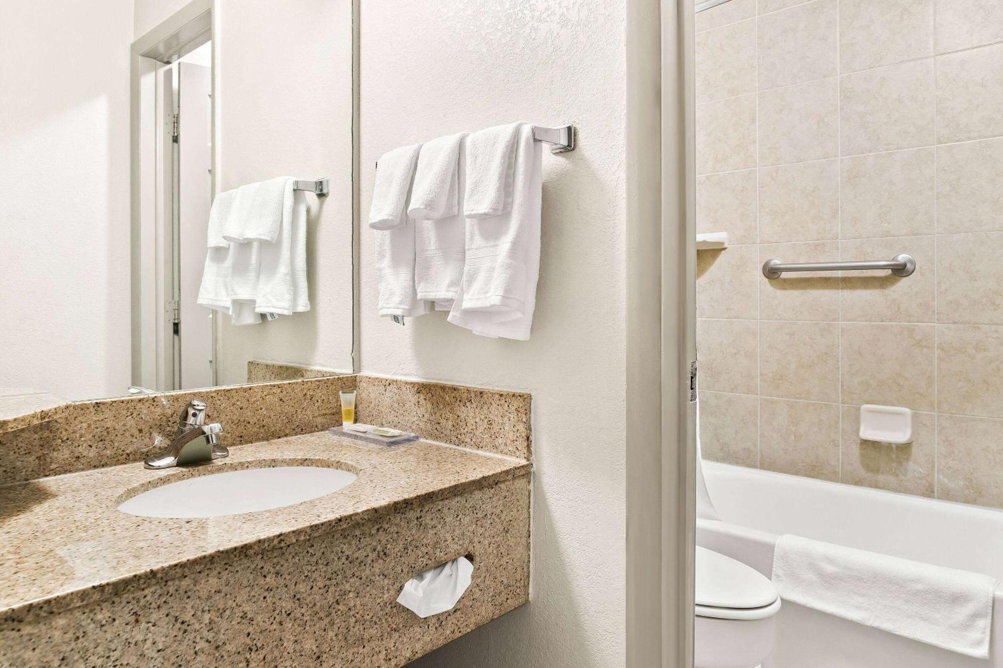Days Inn & Suites By Wyndham Warren Extérieur photo