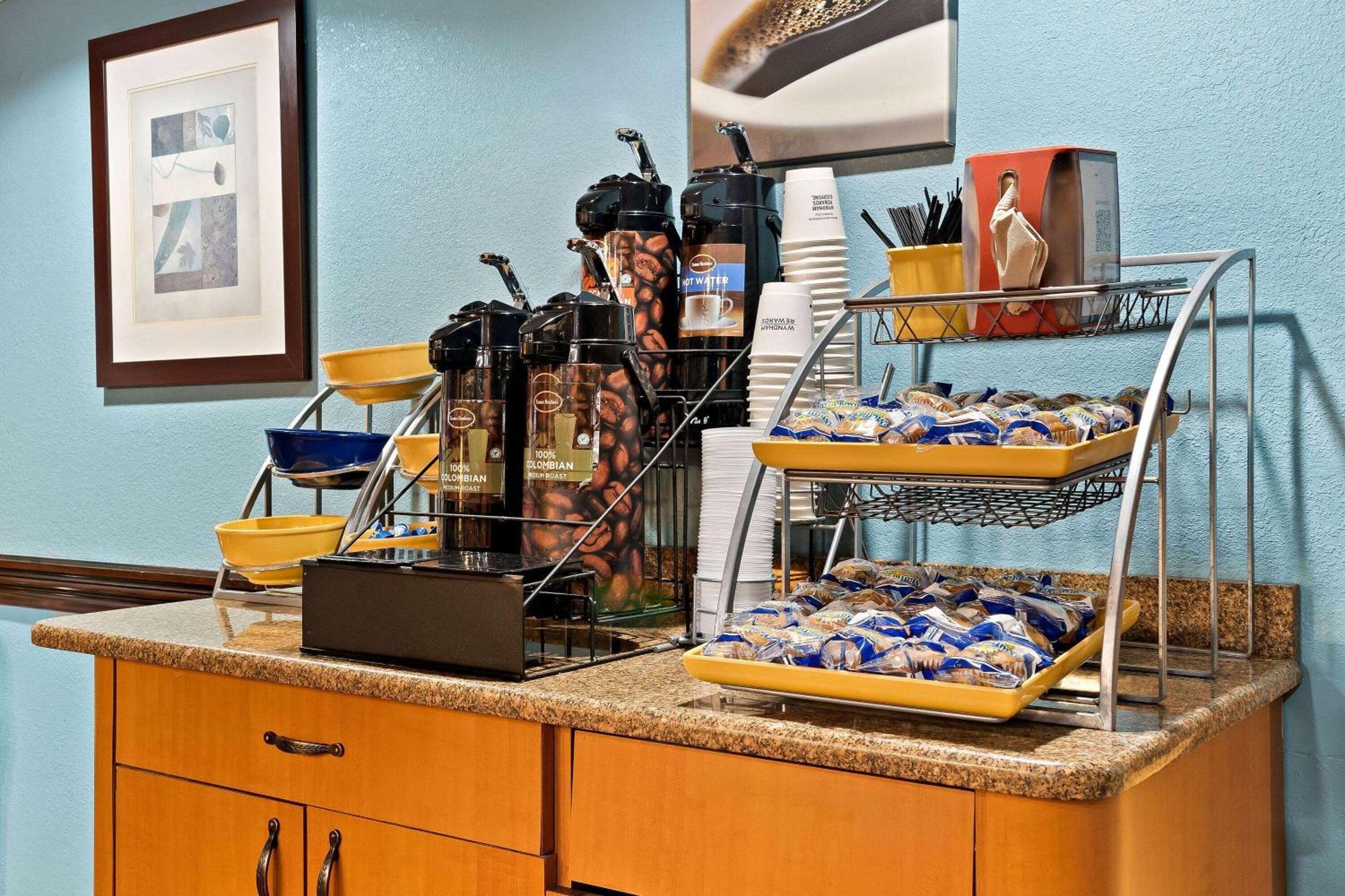 Days Inn & Suites By Wyndham Warren Extérieur photo